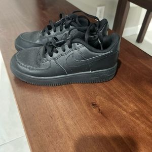 Boy's black Nike Air Force 1 LE size 1.5Y